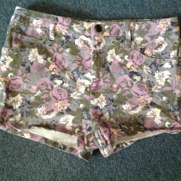 Forever 21 Gray and Purple Floral Shorts NWOT 27 - Picture 1 of 4